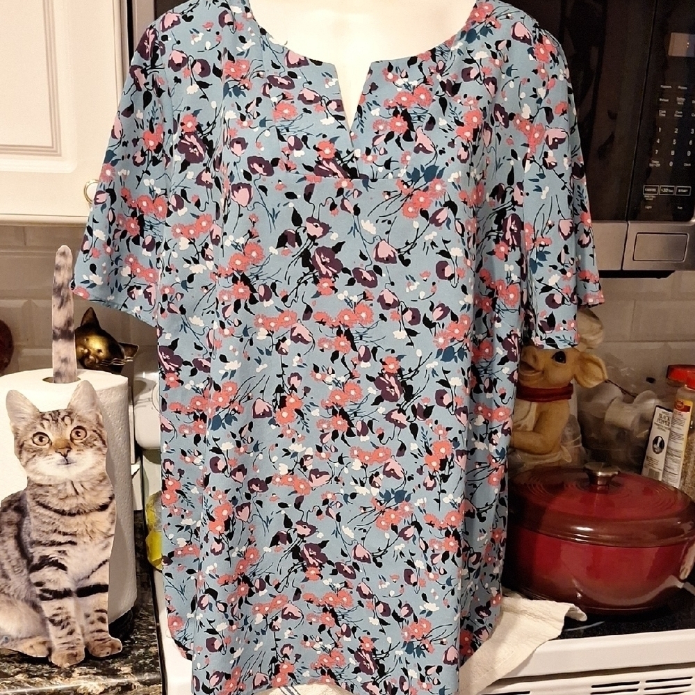 e Lane Bryant Blue Graphic Relaxed Blouse Short Sleeve Size 24